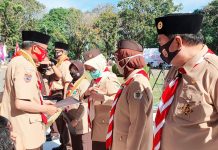 Rektor Unhas dan Dekan Fakultas Hukum Terima Penghargaan Lencana Pancawarsa V