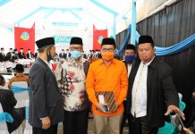 Ustaz Aziz Qahhar Mudzakkar sambut Danny di Acara Nikah Massal Hidayatullah