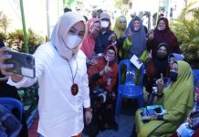 Hujan-Hujanan, Fatma Berbaur dengan Kader Posyandu dan Majelis Taklim