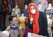 Fatma Telusuri Pasar Senggol, Pedagang Minta Selfie Bareng