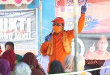 Dianggap Cakap, Warga Sinrijalla Kalungkan Syal ke Leher Danny