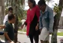 Seru, Dua Emak-Emak Baku Pukul Depan Rujab Wabup Mamuju