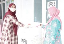 Nyoblos di TPS, Suhartina Bohari Tampil Cantik dengan Jilbab Merah Hati