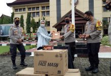 Melinda Aksa Serahkan Bantuan 500 ribu Masker ke Kapolda Sulsel