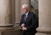 Wapres Mike Pence Orang Pertama Disuntik Vaksin Corona di Amerika Serikat