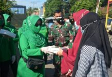 Kostrad Peduli Bagi-Bagi Nasi Dos Untuk Warga Terdampak Pandemi di Maros