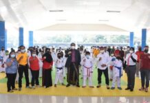 Bupati Maros Serahkan Piala Bergilir Kejuaraan Karate
