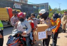 Lakukan Penyekatan PPKM Level 3 di Batas Kota, Personil Polres Maros Bagikan Paket Sembako ke Pengguna Jalan