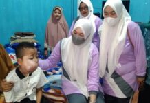 TP-PKK Maros Kunjungi Anak Penderita Tumor Ganas