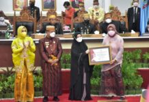 Sukses Gelar Vaksinasi, TP PKK Pinrang Diberi Penghargaan di HUT Sulsel ke 352