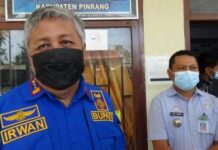 Bupati Pinrang Beri Bantuan Uang Tunai Korban Angin Kencang