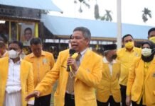 Diguyur Hujan Deras, Taufan Pawe Keliling Lapangan Orasi Airlangga Capres Golkar 2024