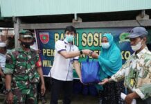 Pengelola Kereta Api Sulsel Bagikan Paket Sembako ke Warga Maros