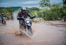 Tinjau Vaksinasi di Wilayah Terpencil Pakai Trail, Bupati Maros: Hujan Tidak Menghalangi, Cuma Membasahi