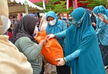 Penringati Kesetiakawanan Sosial, Naoemi Octarina Bagikan 200 Paket Sembako