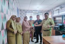 Dinsos Pinrang Berikan Kartu Indonesia Sehat kepada Tiga ODGJ di Pitumpanua