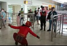 Pulang Demo KPK, Ketua FAKK Dielu-Elukan Warga di Bandara Sultan Hasanuddin dan Disambut Tarian Angaru’