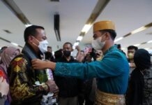 Usai Dilantik Presiden di Jakarta, Gubernur Andi Sudirman Disambut Angngaru di Bandara Sultan Hasanuddin