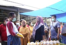 Berkunjung ke Bone, Andi Sudirman Pantau Harga Bahan Pokok dan Minyak Goreng di Pasar Tradisional