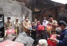 Bantu Korban Kebakaran di Jalan Nangka, Bupati Maros Beri Semangat: Sesudah Kesulitan Pasti Datang Kemudahan