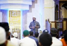 Gubernur Sulsel Shalat Tarawih Perdana di Masjid Kubah 99