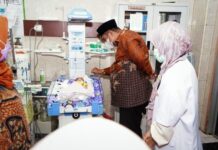 Besuk Bayi Dibuang, Bupati Maros Harapkan Ada Yang Bisa Mengasuhnya Nanti