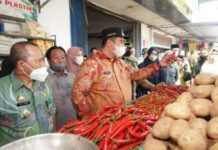 Pantau Harga Kebutuhan Pokok Pasca Kenaikan BBM, Bupati Maros Sidak ke Pasar Tramo