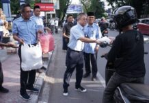 Pj Dirut PDAM Makassar Bagikan Takjil di Jalan, Kabag Humas: Ini Sumbangan Pegawai