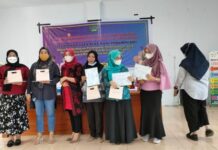 Dinas P3ADALDUKKB Maros dan Wardah Cosmetics Latih Ibu-Ibu Merias Wajah