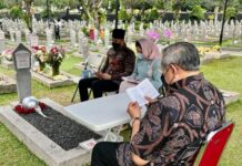 SBY Ziarahi Makam Ibunya, Lalu Makam Istrinya di TMP