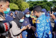 Mengharukan, Mengabdi 14 Tahun, Perempuan Disabilitas Ini Terima SK ASN PPPK Dari Gubernur Andi Sudirman