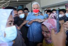Ganjar Pranowo Tiba di Makassar, Bareng Prof Farida Makan Ikan Bakar Lalu Nyekar ke Makam Diponegoro