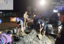 Beni Iskandar Kunjungi Petugas PDAM Yang Mengerjakan Pipa Bocor Hingga Tengah Malam
