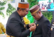 Dapat Lencana Majelis Tomanurung di Acara Syukuran HUT 63 Kabupaten Maros, Patarai Amir Janji Akan Pakai Setiap Acara Resmi