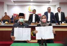 Rapat Paripurna Persetujuan KUA-PPAS 2023, Gubernur dan Ketua DPRD Sulsel Teken Nota Kesepakatan