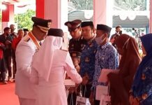 Usai Upacara Proklamasi RI ke-77, Bupati Maros Beri Penghargaan Kepada Warga Khilafatul Muslimin Yang Bertobat