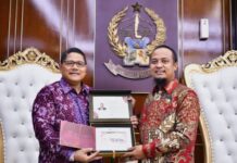 BI Sulsel Serahkan Uang Kertas Cetakan Baru Nomor Seri Tahun Kelahiran Gubernur Andi Sudirman