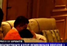 Penuh Haru Saat Rekonstruksi, Ferdy Sambo Peragakan Adegan Memeluk dan Mencium Putri Candrawathi