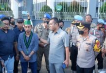 Ketua DPRD Maros Patarai Amir Temui Pengunjuk Rasa Tolak Kenaikan BBM