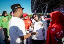 Gubernur Andi Sudirman Bagi Sepeda kepada Lansia