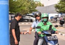 Dukung Ojol Day, Dirut PDAM Makassar Beni Iskandar dan Seluruh Karyawannya Ramai-Ramai Pakai Ojek Online ke Kantor