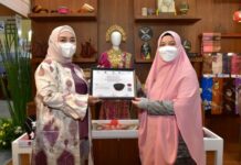 Songkok Bone Raih WCC Award, Naoemi Octarina Hadir Terima Penghargaan