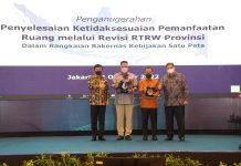 Berhasil Turunkan Angka Ketidaksesuian Tatakan Secara Drastis, Gubernur Andi Sudirman Raih Penghargaan dari Menko Perekonomian