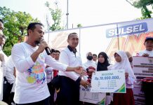 Gubernur Serahkan Santunan dan Beasiswa dari SD – Perguruan Tinggi Bagi Anak Non-ASN Penyapu Jalan