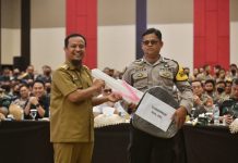Di Hadapan Ribuan Petugas Bhabinkamtibmas, Gubernur Andi Sudirman Dorong Sinergitas Wujudkan Kamtibmas yang Kondusif