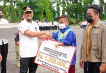 Serahkan Bonus Atlet Popda dan Pepaperda 2022, Gubernur: Pertama Dalam Sejarah ke Pelajar
