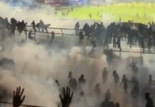 Ricuh Stadion Kanjuruhan Malang, Gas Air Mata Kesasar ke Tribun Penonton, 127 Orang Meninggal Dunia