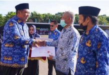 Bupati Maros Serahkan Tunjangan Hari Tua Kepada PNS Yang Mau Pensiun