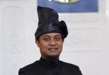 Hadiri Rapat Paripurna HUT Sulsel ke 353, Gubernur Andi Sudirman Kenakan Pakaian Adat Kajang Lambangkan Kejujuran dan Kehormatan