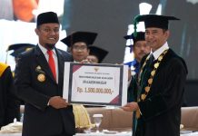 Gubernur Andi Sudirman Serahkan Bantuan Hibah Rp1.5 M Untuk Mesjid Agung UIN Alauddin